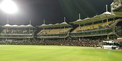 சேப்பாக்கம் மைதானத்தில் தோனி பயிற்சியில் ஈடுபடுவதைக் காண ஆயிரக்கணக்கில் குவிந்த ரசிகர்கள்! (விடியோ)