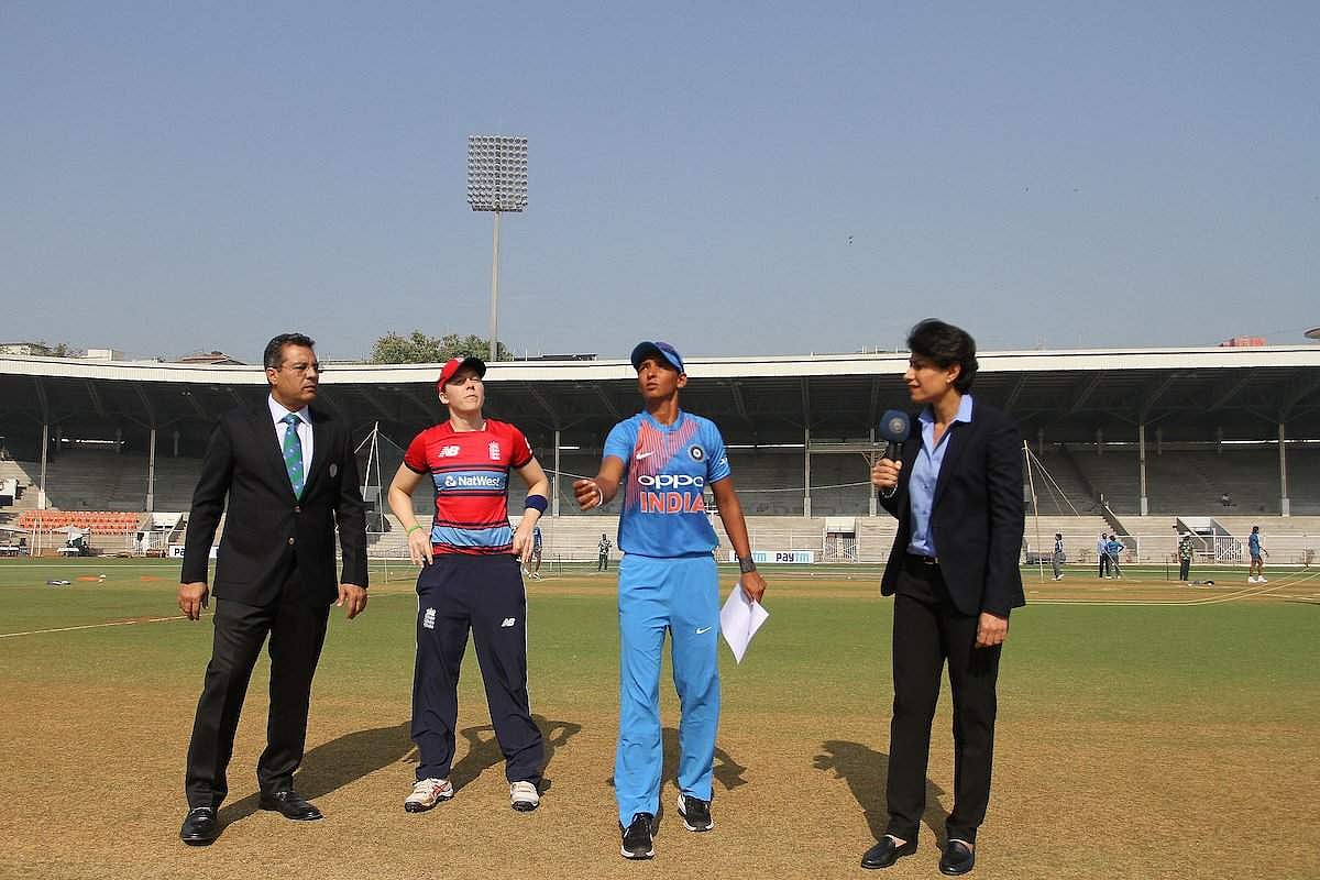 மகளிர் டி20: இங்கிலாந்து பேட்டிங்!