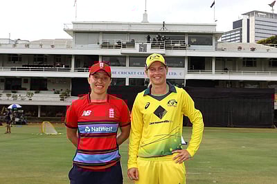 டி20 இறுதி ஆட்டம்: ஆஸ்திரேலிய மகளிர் அணி பேட்டிங்!