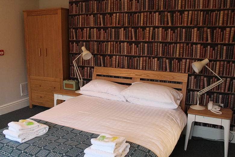 வாசிப்பதற்காக மெனக்கெட்டு இந்த லைப்ரரிக்குப் போகனும்னா சொத்தை வித்து தான் எடுத்துக்கிட்டு போகனும்!