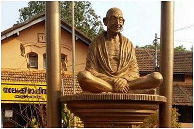 லெனின், அம்பேத்கரைத் தொடர்ந்து மகாத்மா காந்தி சிலை சேதம்: கேரளாவில் விஷமிகள் கைவரிசை! 