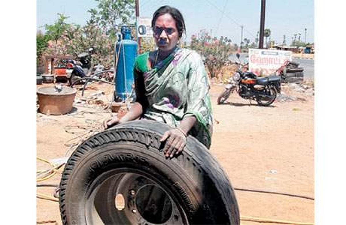 ஆண்களுக்கு நிகராக அசத்தும் பெண்!