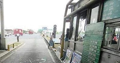 போராட்டத்தில் நொறுக்கப்பட்ட சுங்கச்சாவடி