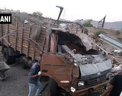 மகாராஷ்டிரா: தடுப்பு சுவரில் லாரி மோதிய விபத்தில் 17 பேர் பலி; 15 பேர் காயம்