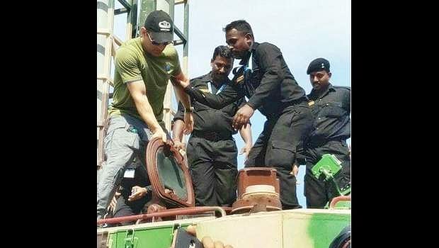 ராணுவ கண்காட்சியில் மகேந்திர சிங் தோனி!