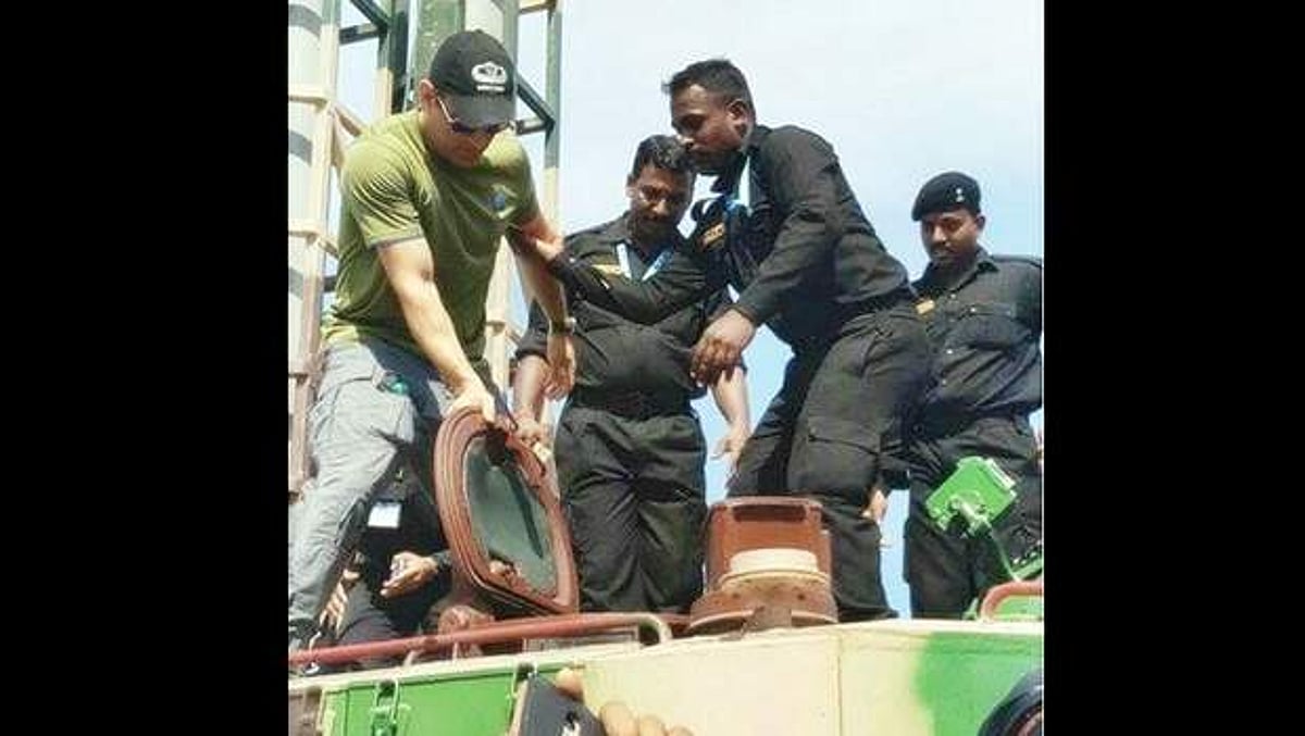 ராணுவ கண்காட்சியில் மகேந்திர சிங் தோனி!