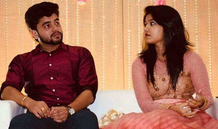 'ஜிமிக்கி கம்மல்' ஷெரிலுக்கு நிச்சயதார்த்தம் நடைபெற்றது! (படங்கள்)