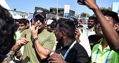 ராணுவ தளவாட கண்காட்சியை பார்வையிட்டார் தோனி