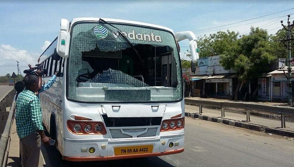 ஸ்டெர்லைட் ஆலை ஊழியர்கள் சென்ற பேருந்து மீது போராட்டக்காரர்கள் கல்வீச்சு தாக்குதல்!