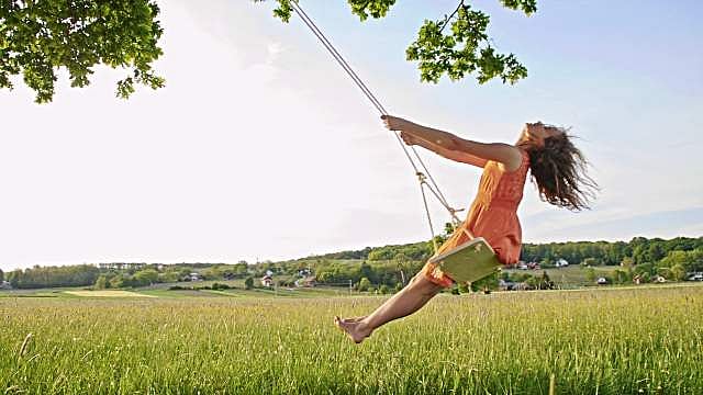 வாழ்க்கை சுத்த போர்னு தோணுதா? அப்போ வாங்க கொஞ்ச நேரம் கால் வீசி ஊஞ்சல் ஆடலாம்!
