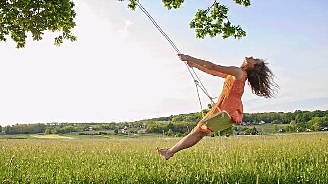 வாழ்க்கை சுத்த போர்னு தோணுதா? அப்போ வாங்க கொஞ்ச நேரம் கால் வீசி ஊஞ்சல் ஆடலாம்!