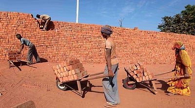 கனவு இன்னும் கனவாகவே நீடிக்கின்ற சோகத்திலும் முடங்கிக் கிடக்கும் இவர்களை மீட்டெடுப்பது எப்படி?