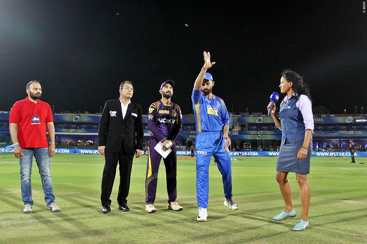 கிறிஸ் லின் 3 ரன்கள் எடுத்தால் 3 ஆயிரம் ரன்கள்: தினேஷ் கார்த்திக் பந்துவீச்சு தேர்வு