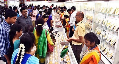 நகை கடைகளில் அலைமோதிய கூட்டம்