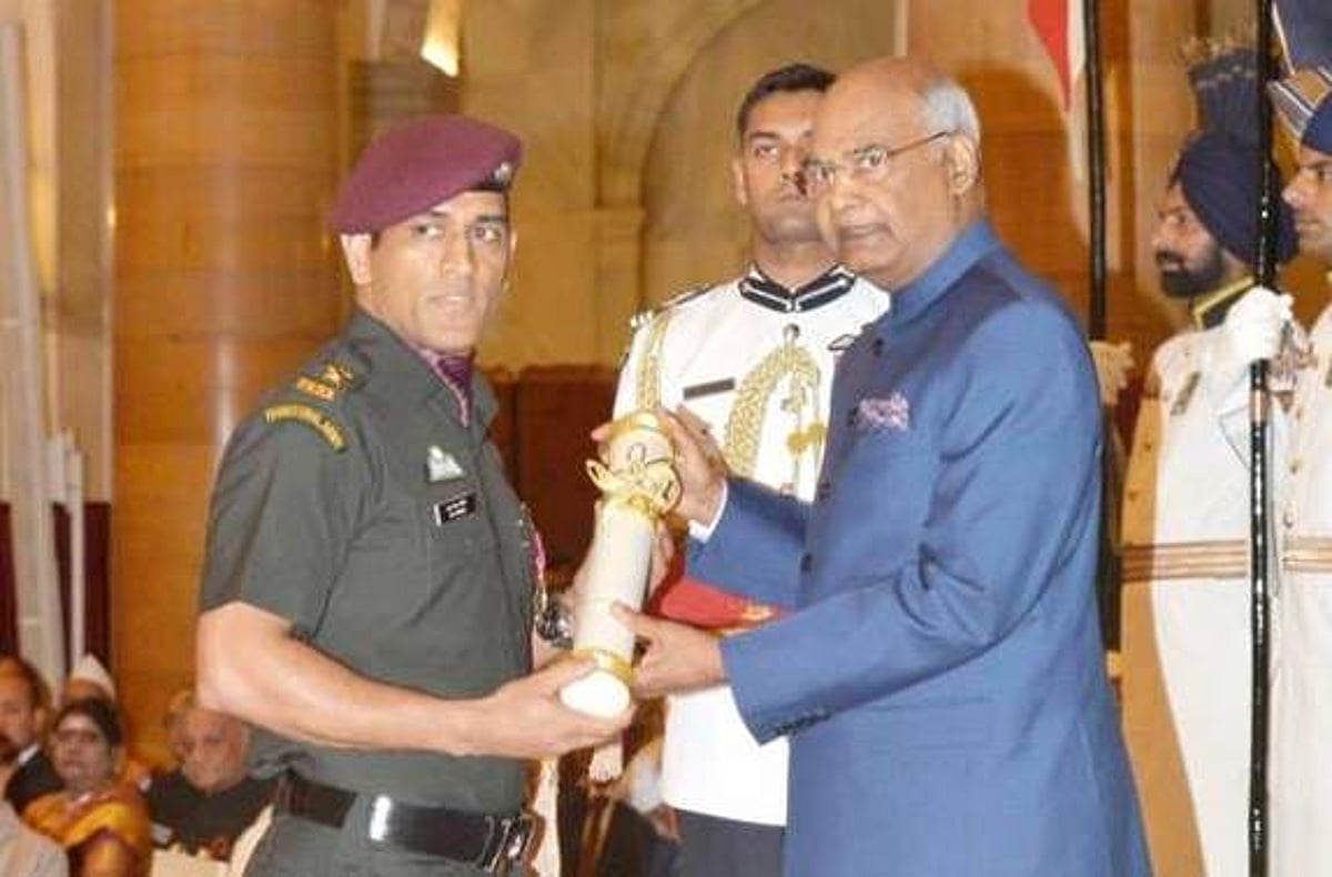 ராணுவ சீருடையில் பத்மபூஷண் விருது பெற்ற மகேந்திர சிங் தோனி