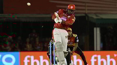 அதிரடி சதம் அடித்த கிறிஸ் கெயில்: இமாலய 11 சிக்ஸர்களின் விடியோ!