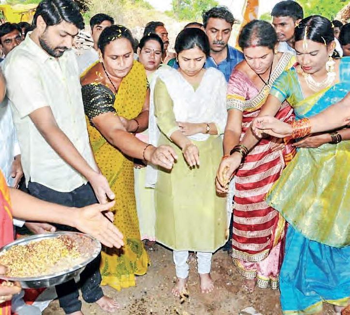 ஒரு மாநிலத்தின் முதல்வருக்காக கோயில் கட்டும் திருநங்கைகள்