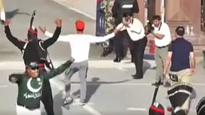 வாகா எல்லையில் வரம்பு மீறிய பாக். கிரிக்கெட் வீரர்: வைரலாகும் விடியோ