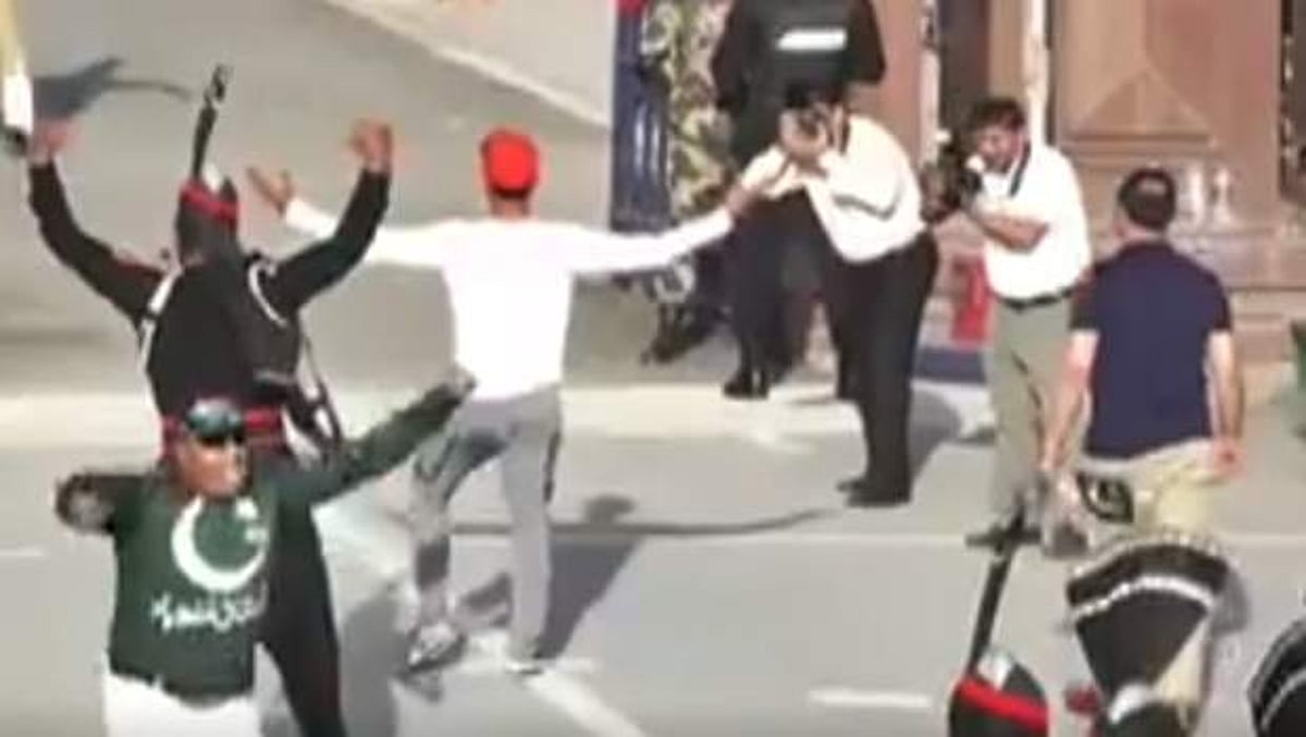 வாகா எல்லையில் வரம்பு மீறிய பாக். கிரிக்கெட் வீரர்: வைரலாகும் விடியோ