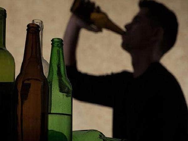 தடையை மீறி மது அருந்திய பாரதிய ஜனதா கட்சி எம்.பியின் மகன் கைது 