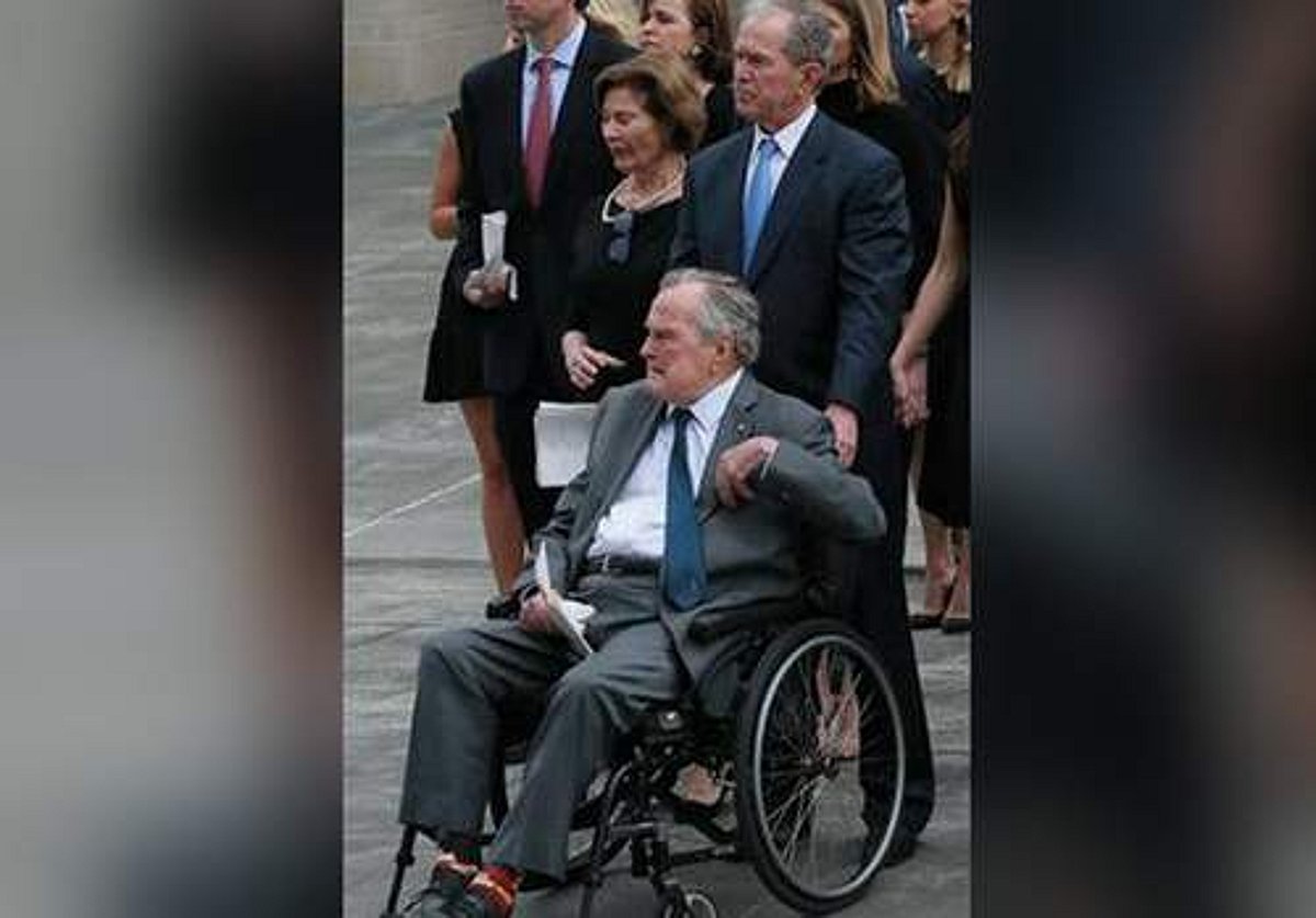 அமெரிக்க முன்னாள் அதிபர் ஜார்ஜ் புஷ் மருத்துவமனையில் அனுமதி