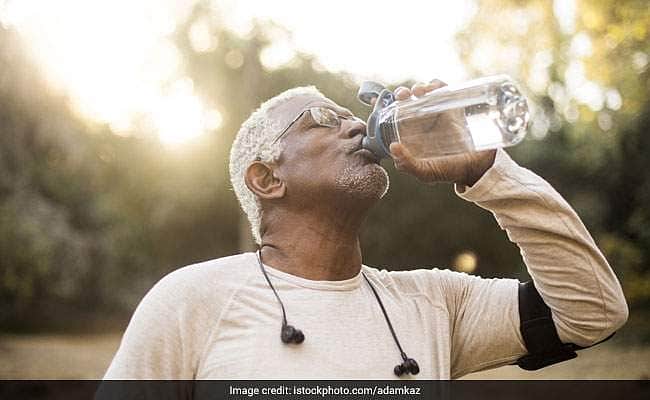 மறந்துடாதீங்க... வயசானவங்களோட மூளை சுறுசுறுப்பா செயல்படனும்னா நிறையத் தண்ணீர் குடிக்கனும்.