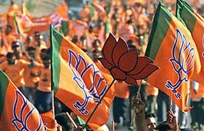 கர்நாடக தேர்தல்: ஒருவரை மட்டும் கொஞ்சம் தள்ளியிருக்கச் சொல்லும் பாஜக தலைமை