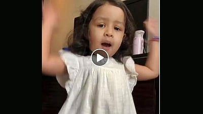 சென்னை சூப்பர் கிங்ஸ் அணிக்கு சீர் லீடரான ஸீவா-வின் சுட்டித்தனங்கள்