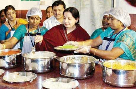 2013-ஆம் ஆண்டு மார்ச் 19இல் ஜெயலலிதா தொடங்கி வைத்த அம்மா உணவகம். ).
