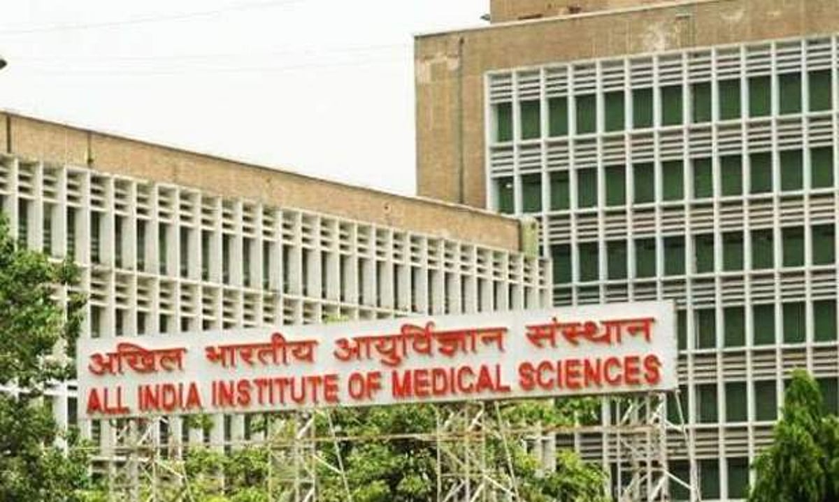 தாடை மாற்று அறுவை சிகிச்சைக்காக எய்ம்ஸ் மருத்துவமனை வாயிலில் தந்தையுடன் காத்திருக்கும் சிறுமி