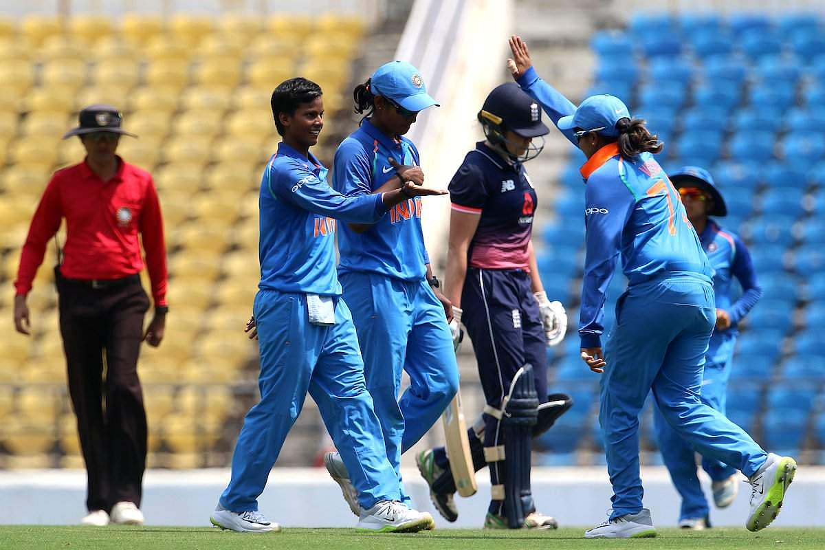 பூணம் யாதவ் அபார பந்துவீச்சு: 207 ரன்களுக்கு ஆட்டமிழந்தது இங்கிலாந்து!