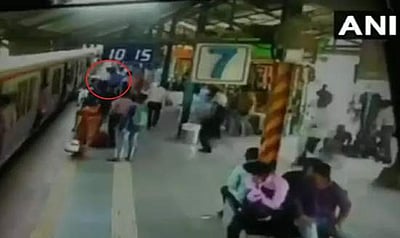 ஓடும் ரயிலில் இருந்து குதிக்க முயன்ற பெண் ஆர்.பி.எப். வீரரால் மீட்பு 