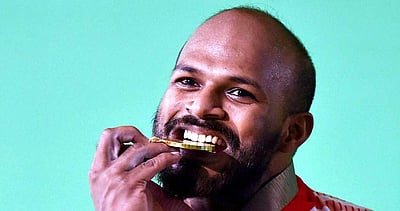 சாதனை வீரர் சதீஷ்குமார்