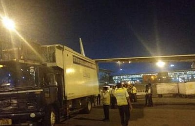 தில்லி வந்த ஜெட் ஏர்வேஸ் விமானம் சரக்கு வேன்மீது மோதல்: அதிர்ஷ்வசமாக பயணிகள் உயிர் தப்பினர்