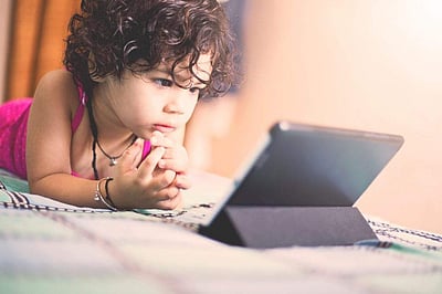 குழந்தைகளை ஸ்மார்ட்ஃபோன் மற்றும் டிவி அடிக்‌ஷனிலிருந்து மீட்க உதவும் எளிய மாற்று வழிமுறைகள்!