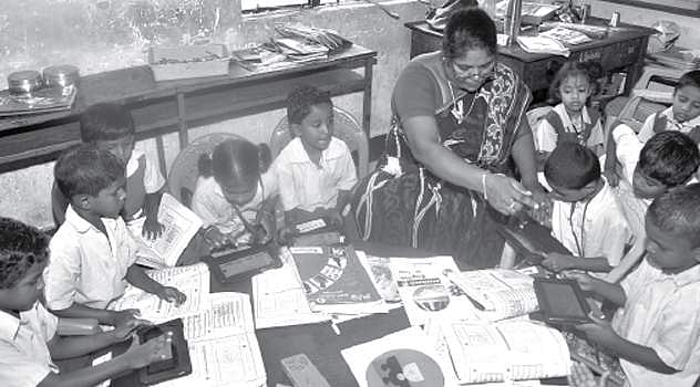 கையடக்க கணினியில் கல்வி கற்கும் அரசுப் பள்ளி மாணவர்கள்