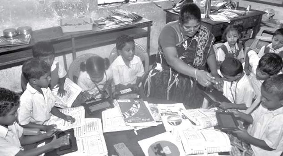 கையடக்க கணினியில் கல்வி கற்கும் அரசுப் பள்ளி மாணவர்கள்