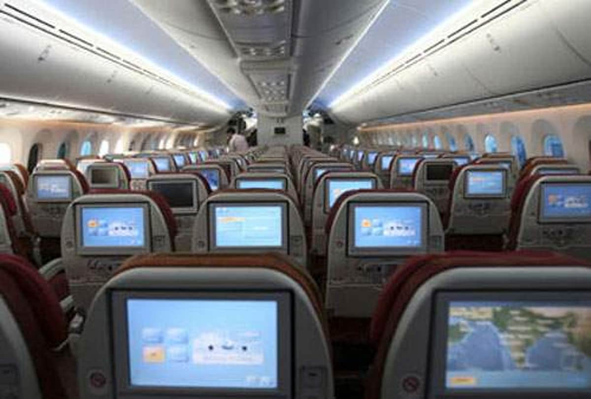 விமானத்தில் பயணம் செய்யும் போது செல்போன் பயன்படுத்தலாமா? தொலைதொடர்பு ஆணையம் விளக்கம்