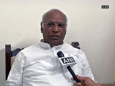 பாஜக அரசு குரைக்கும் அரசு, எதுவும் செய்யாது - மல்லிகார்ஜூன் கார்கே சாடல்