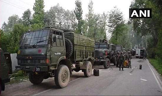 காஷ்மீரில் பயங்கரவாதிகளுடனான சண்டையில் சி.ஆர்.பி.எப். வீரர் வீரமரணம்