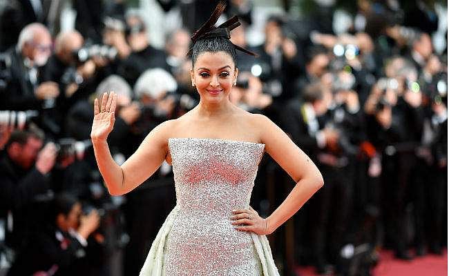 கேன்ஸ் திரைப்பட விழாவில் பட்டாம் பூச்சியாக ஜொலிஜொலித்த ஐஸ்வர்யா ராய்! (படங்கள்)