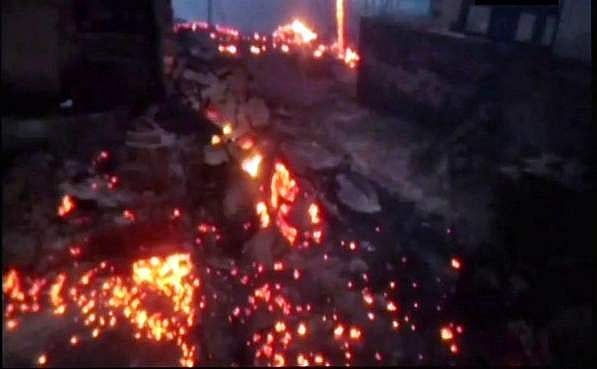 மின்னல் தாக்கி 100 வீடுகள் எரிந்து நாசம்