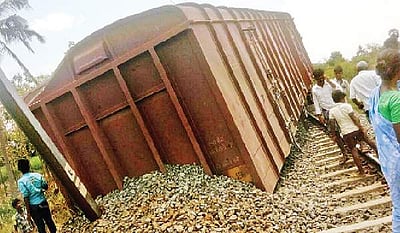 நெல்லூரில் சரக்கு ரயிலின் 2 பெட்டிகள் தடம் புரண்டு விபத்து!