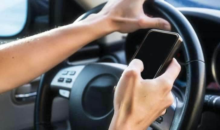 வாகனம் ஓட்டும்பொழுது மொபைல் போனில் பேசுவது குற்றம் அல்ல: கேரள உயர் நீதிமன்றம்  