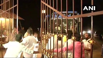 கர்நாடகாவில் குதிரைப் பேரம்? ஹைதராபாத் சென்ற காங்கிரஸ், மஜத எம்எல்ஏ-க்கள்