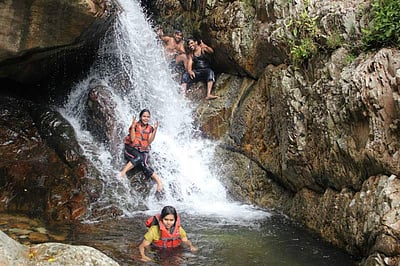 ‘குளிக்கும் போது அருவியில் தவறி விழுந்து இளைஞர் மரணம்’ போன்ற பேரிழப்புகளைத் தவிர்க்க சில டிப்ஸ்...