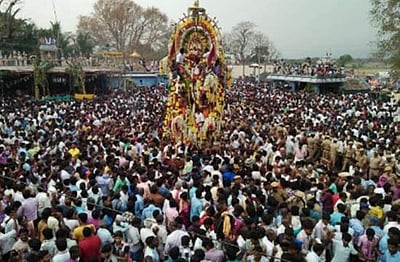 கூவாகம் கூத்தாண்டவர் கோயிலில் தேரோட்டம்: ஆயிரக்கணக்கான திருநங்கைகள் பங்கேற்பு