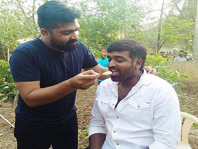 விஜய் சேதுபதிக்கு சிம்பு உணவு ஊட்டிவிடும் காட்சி வைரலாகிறது!