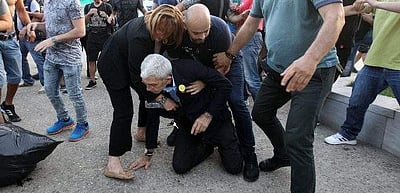 நடுரோட்டில் ஆளுநருக்கு தர்ம அடி கொடுத்த பொதுமக்கள்: எங்கு தெரியுமா? 