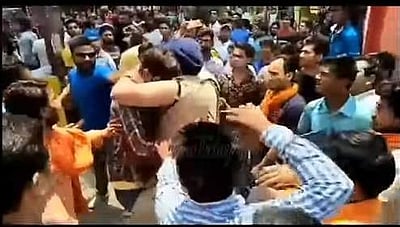 கோயிலில் இஸ்லாமிய வாலிபரை அடிக்கத் திரண்ட இந்து அமைப்பினர்: கட்டியணைத்து காப்பாற்றிய சீக்கிய காவலர் (விடியோ) 